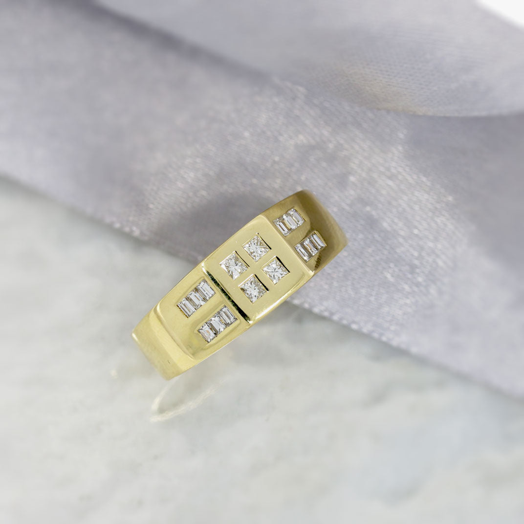 Pre Owned 18ct Yellow Gold Gents Diamond Signet Ring