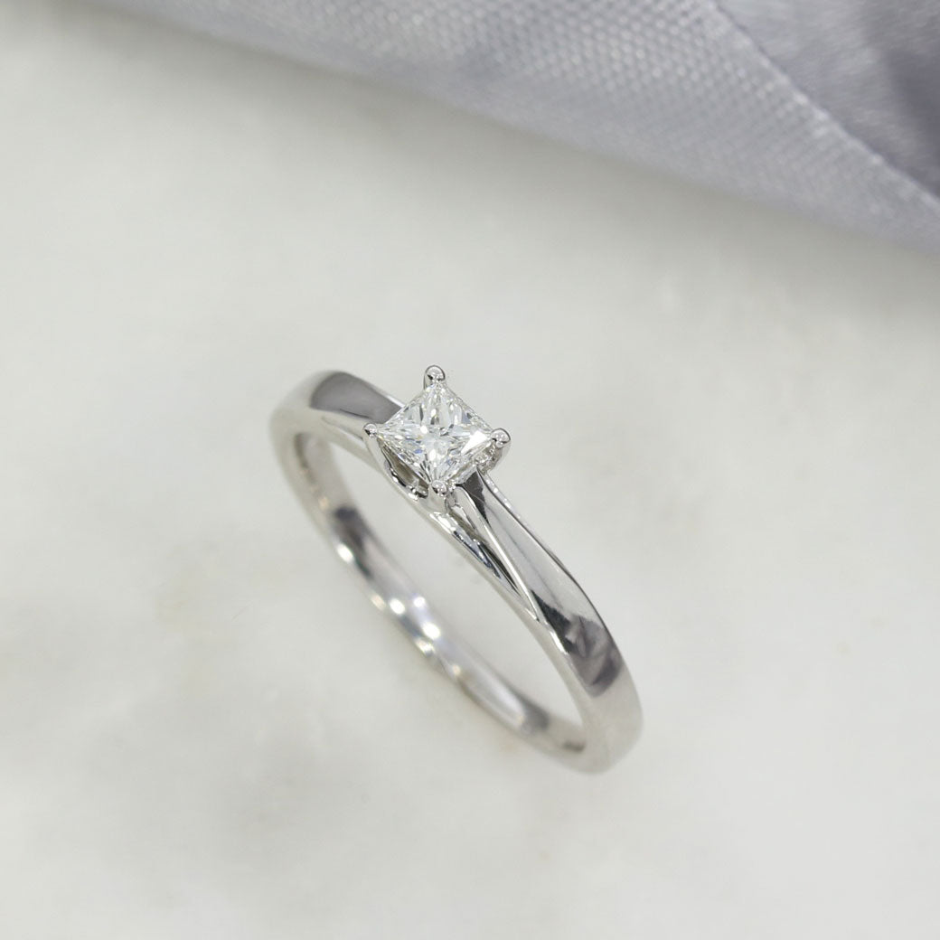 Pre Owned 18ct Gold Princess Cut Diamond Solitaire Ring 0.25ct