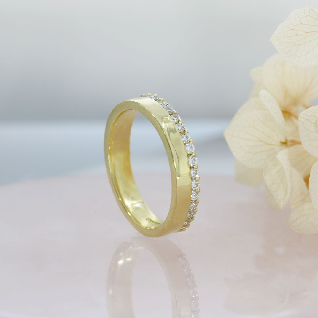 18ct Gold Flat Wedding Ring Edged With Claw Set Lab Grown Diamonds 0.32ct