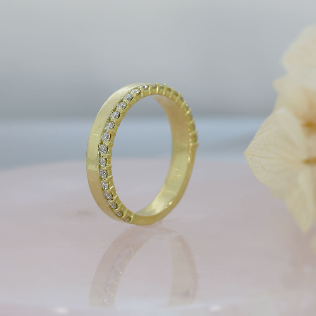 18ct Gold Flat Wedding Ring Edged With Claw Set Lab Grown Diamonds 0.32ct