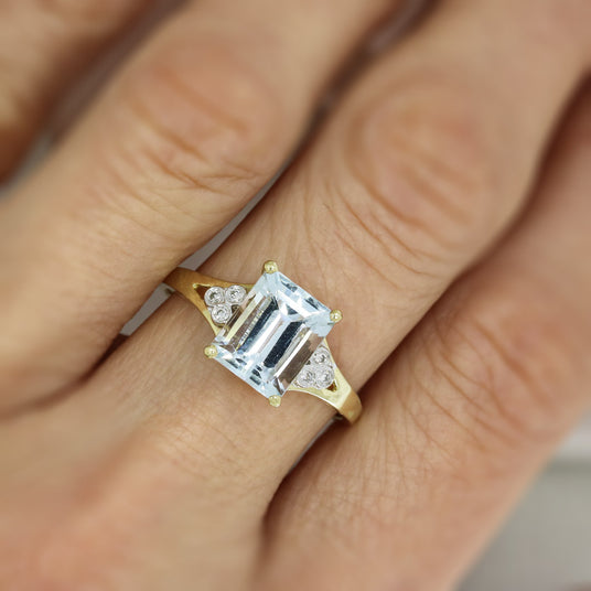 Pre Owned 9ct Yellow Gold Oblong Aquamarine Ring with Diamond Set Shoulders