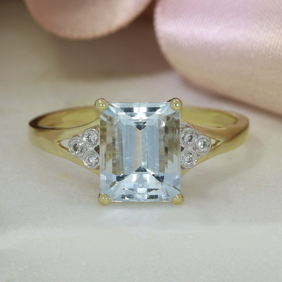 Pre Owned 9ct Yellow Gold Oblong Aquamarine Ring with Diamond Set Shoulders