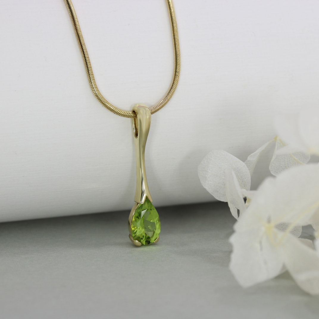 Pre Owned 9ct Gold Peridot long Drop Pendant with 18" Chain