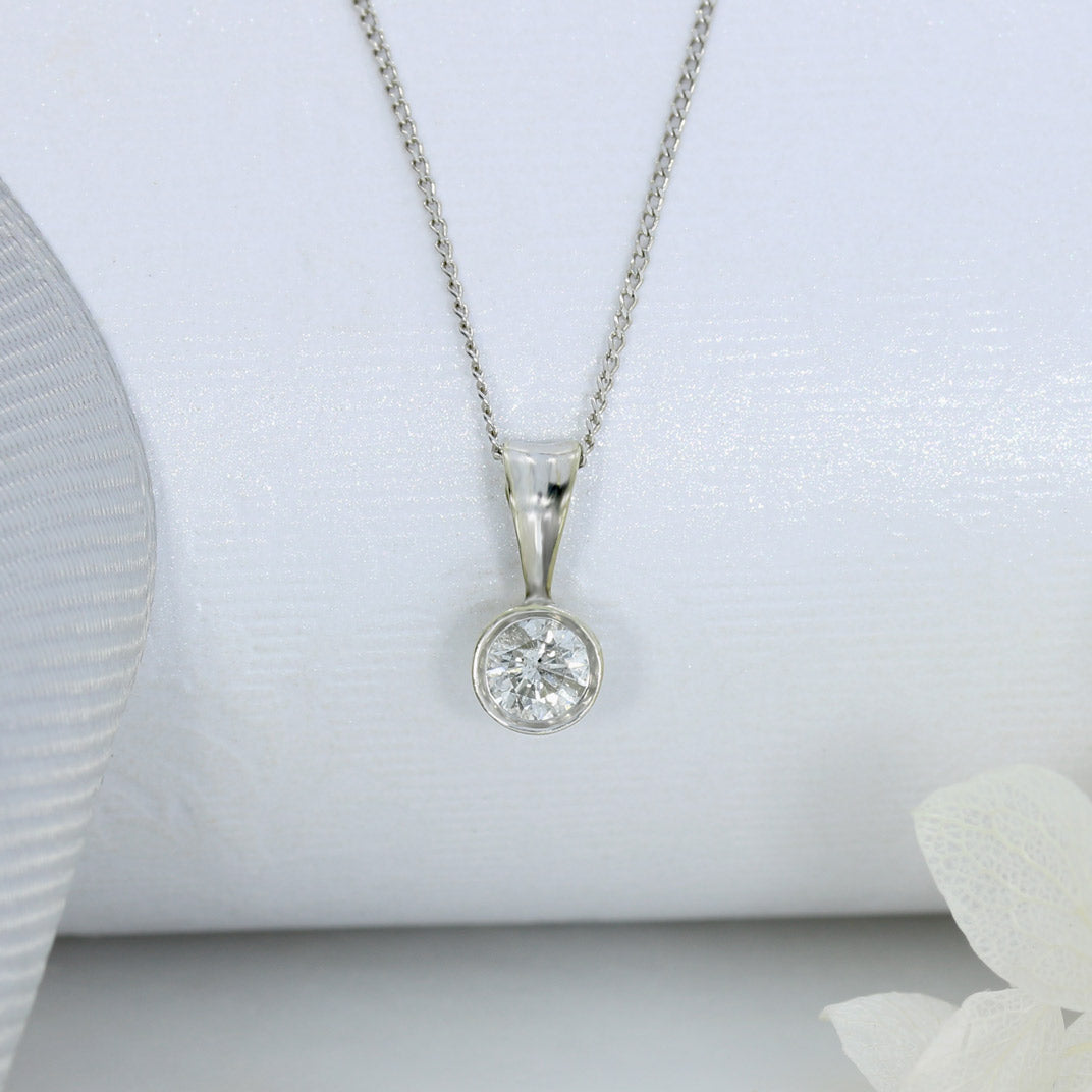 Pre Owned 9ct White Gold Rubover Set Natural Diamond Pendant & Chain Approx 0.25ct