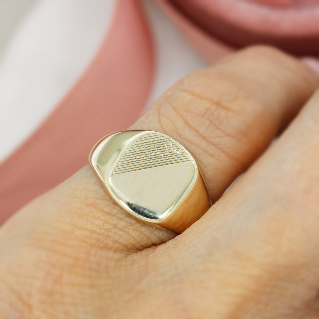 Pre Owned 9ct Yellow Gold Half Engraved Signet Ring