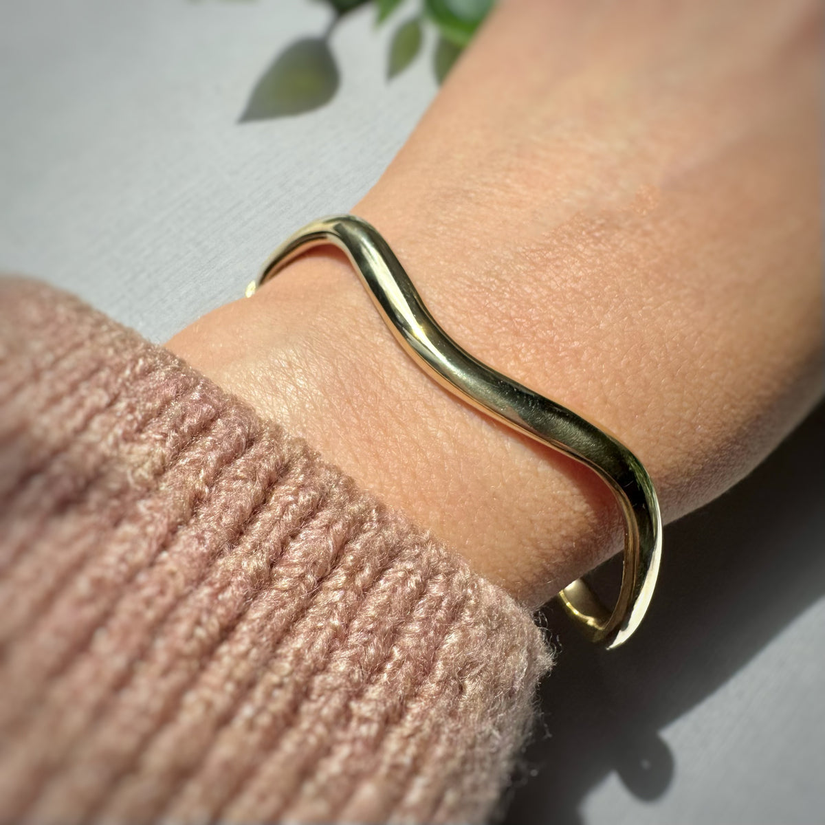 Pre Owned 9ct Yellow Gold Hollow Wavy Hinged Bangle