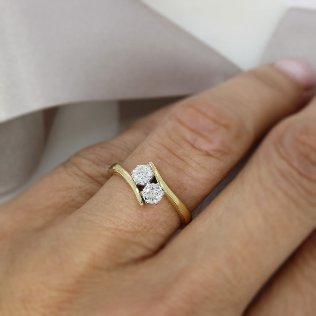 Pre Owned 18ct Gold 2 Stone Crossover Diamond Ring