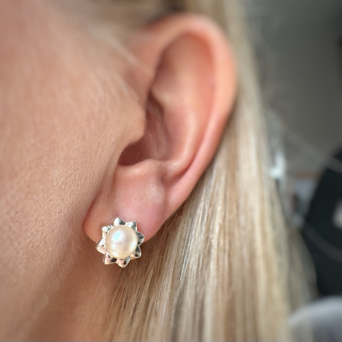 Silver flower earring with pearl centre