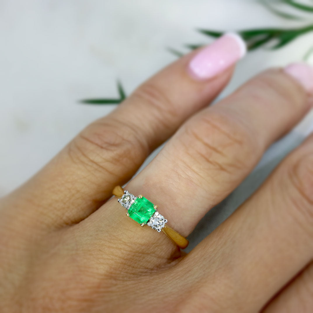 18ct Yellow Gold Square Cut Emerald & Diamonds 3 Stone Ring