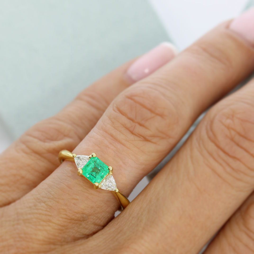 18ct Yellow Gold Square Cut Emerald & 2 Trillion Cut Diamond 3 Stone Ring