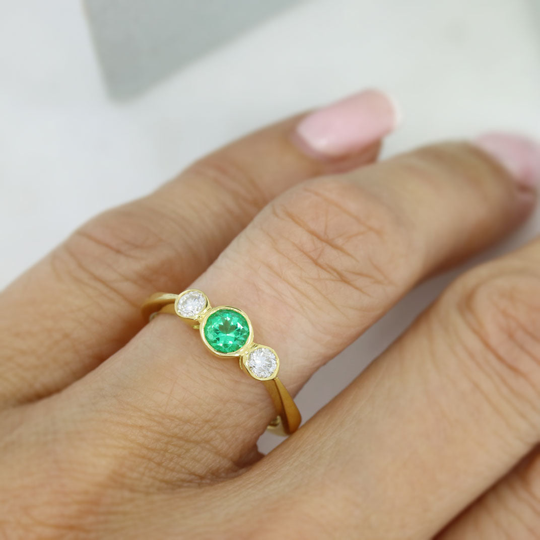 18ct Yellow Gold Round Emerald & Brilliant Cut Diamonds 3 Stone Ring