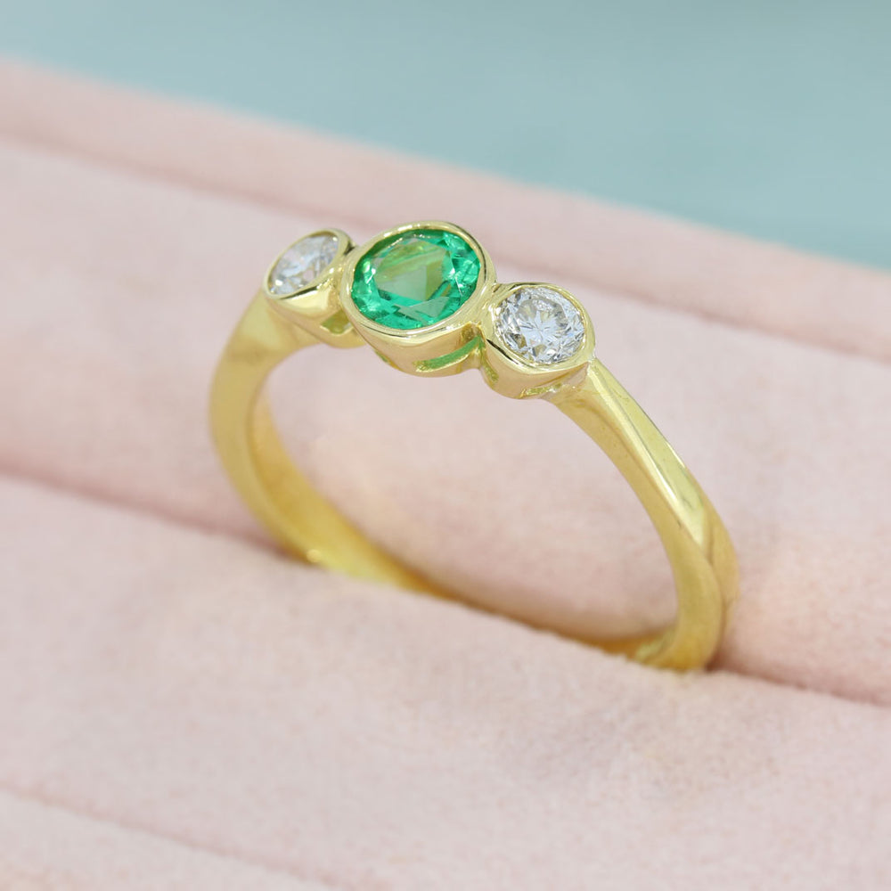 18ct Yellow Gold Round Emerald & Brilliant Cut Diamonds 3 Stone Ring