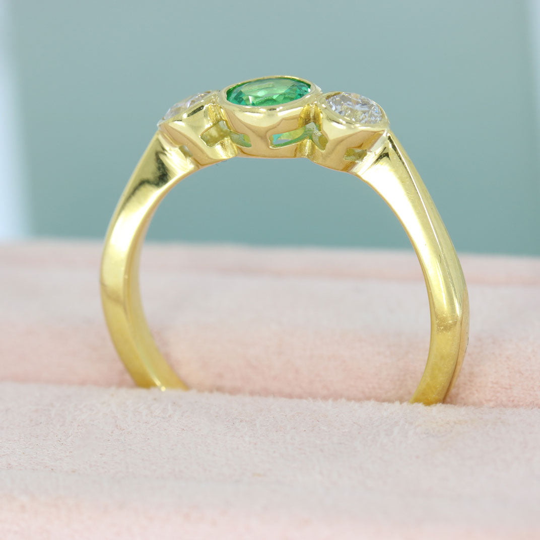 18ct Yellow Gold Round Emerald & Brilliant Cut Diamonds 3 Stone Ring