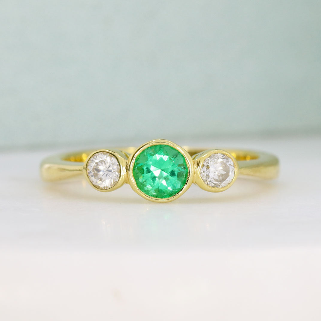 18ct Yellow Gold Round Emerald & Brilliant Cut Diamonds 3 Stone Ring