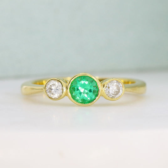 18ct Yellow Gold Round Emerald & Brilliant Cut Diamonds 3 Stone Ring
