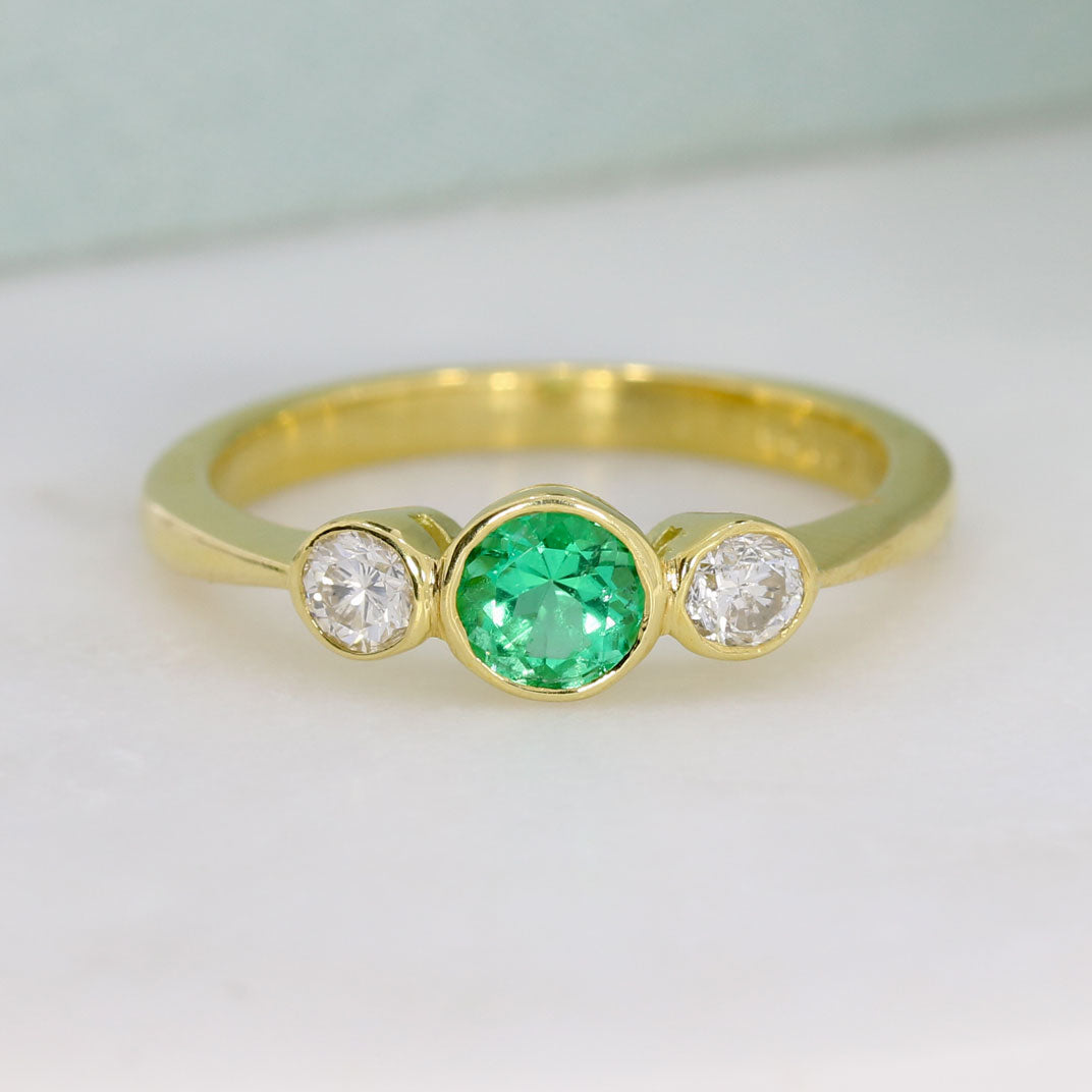 18ct Yellow Gold Round Emerald & Brilliant Cut Diamonds 3 Stone Ring