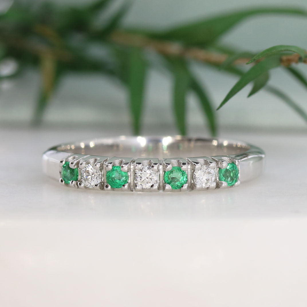 18ct White Gold Emerald & Diamond 7 Stone Claw Set Eternity Ring