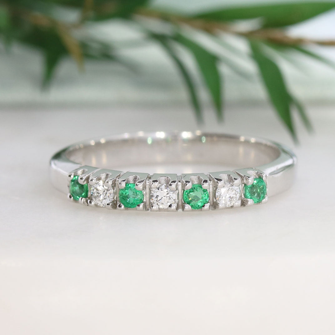 18ct White Gold Emerald & Diamond 7 Stone Claw Set Eternity Ring