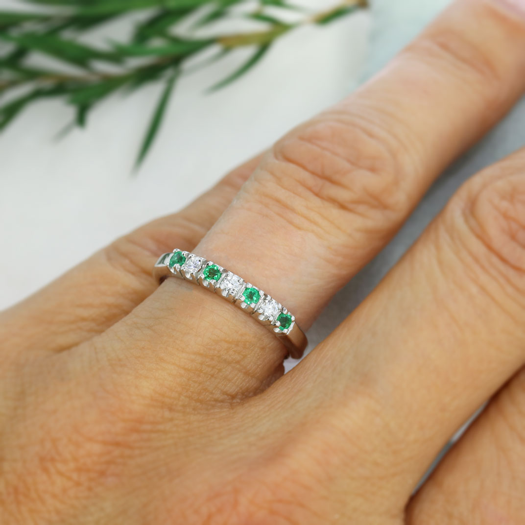 18ct White Gold Emerald & Diamond 7 Stone Claw Set Eternity Ring