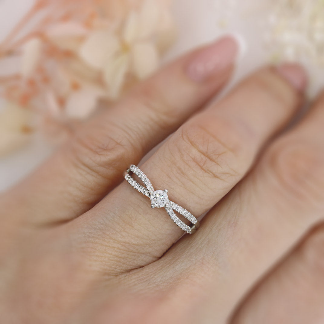Pre Owned Platinum Diamond Solitaire Ring with Diamond Shoulders