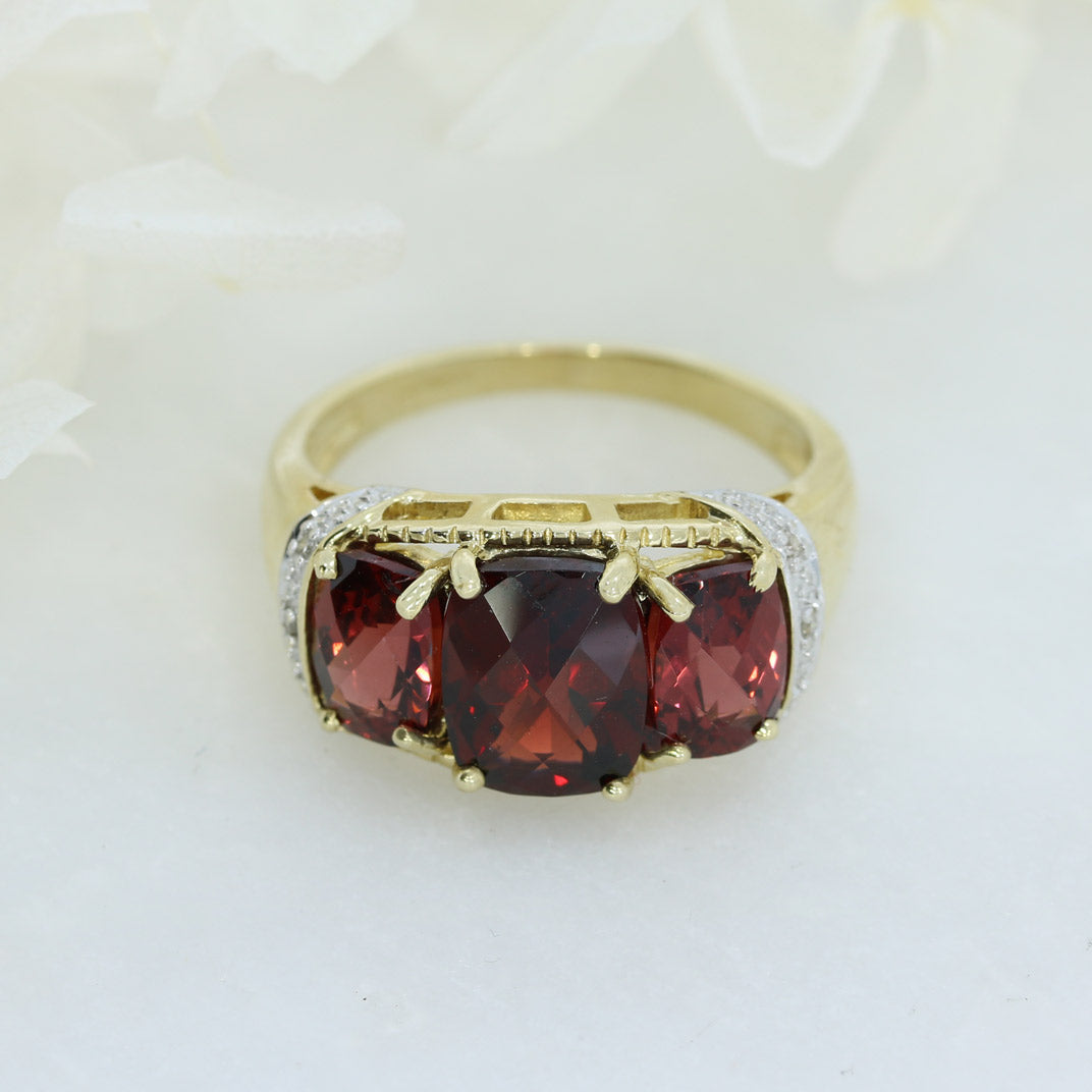 Pre Owned 9ct Yellow Gold Garnet & Diamond Dress Ring
