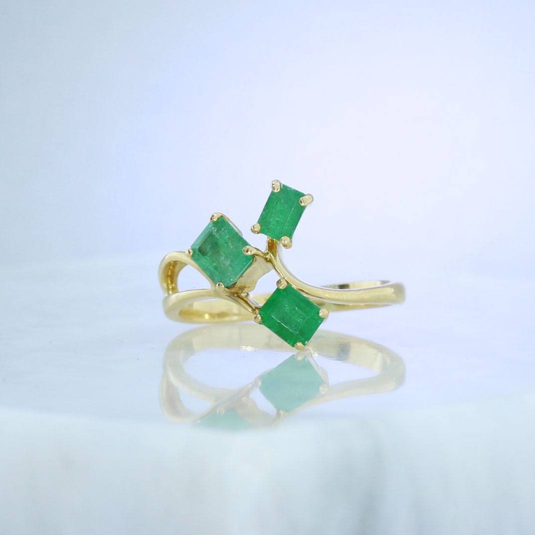 Pre Owned 18ct Yellow Gold Claw Set Emerald 3 Stone Ring