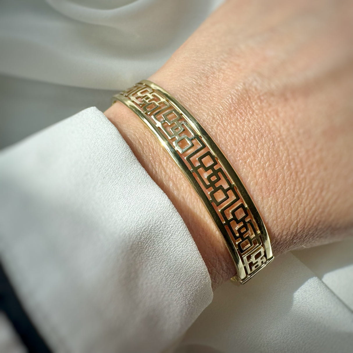 Pre Owned 9ct Yellow Gold Hinged Bangle with Square Cut Out Detail