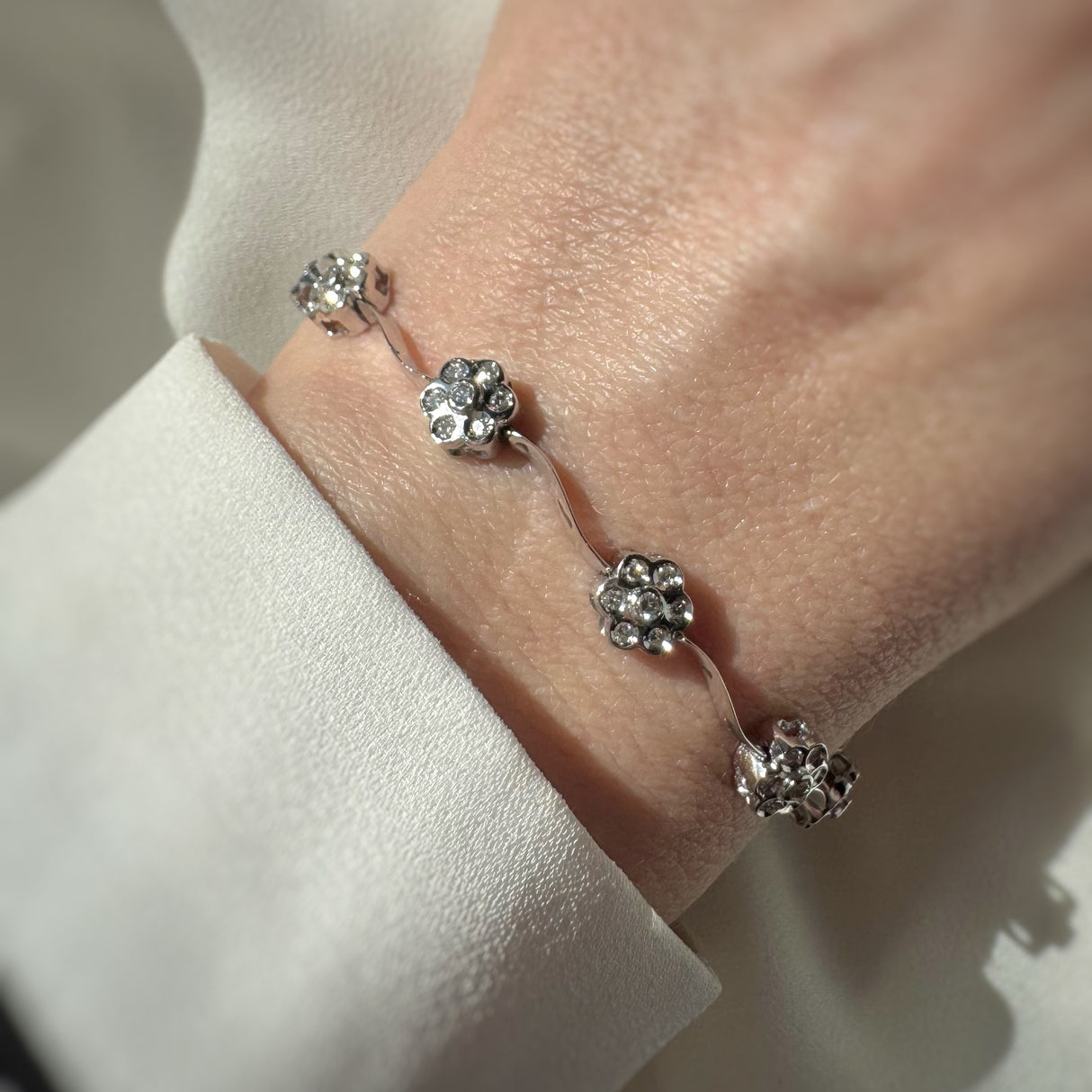 18ct White gold flower cluster link diamond bracelet