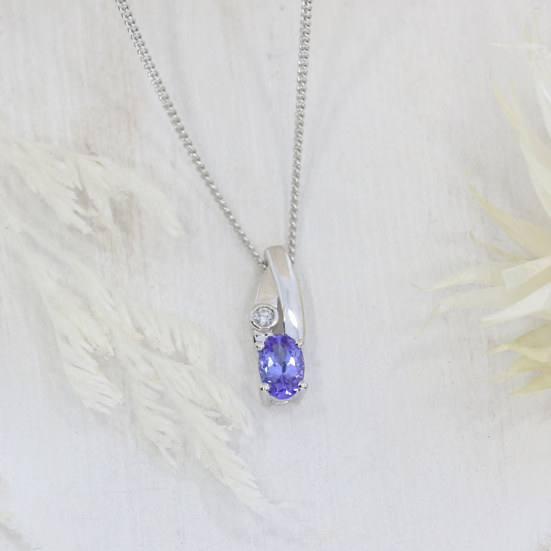 18ct Gold Tanzanite & Diamond Pendent on a 9ct 18inch Chain