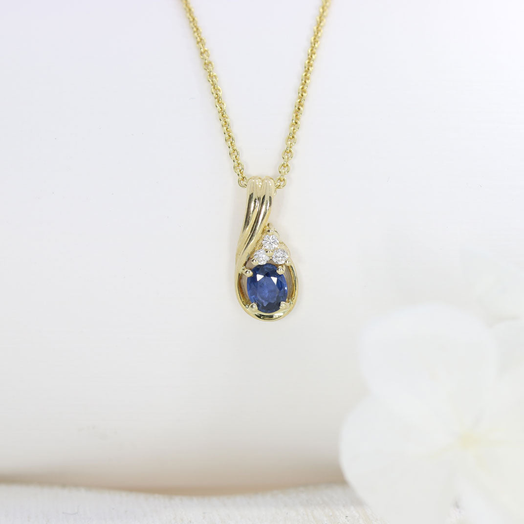 9ct Gold Sapphire & Diamond Swirl Pendent On a 9ct Gold 18 ''Chain