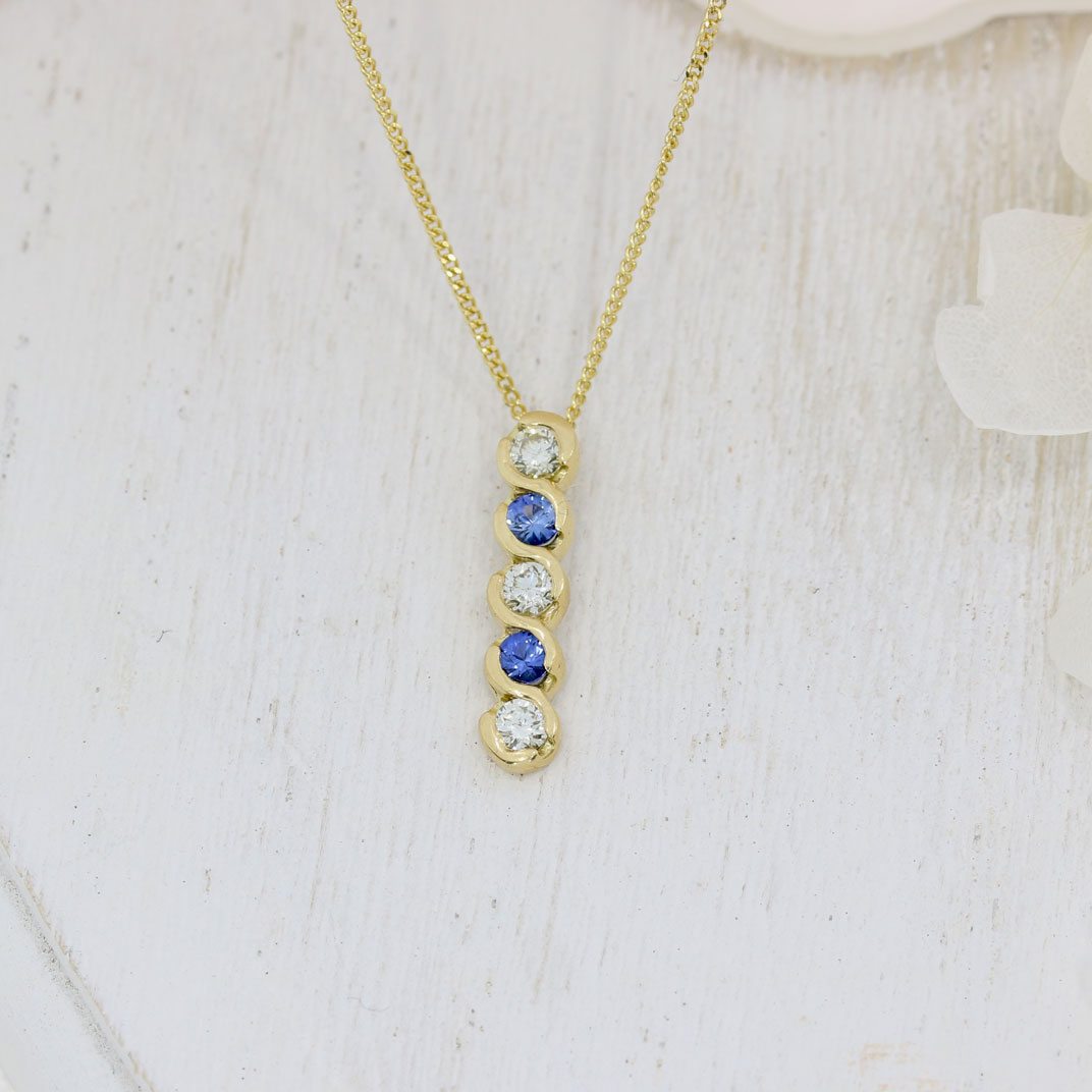18ct Gold 5 Stone Sapphire & Diamond pendant 18ct Yellow gold 16'' fine curb chain