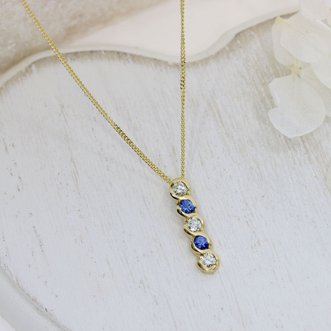 18ct Gold 5 Stone Sapphire & Diamond pendant 18ct Yellow gold 16'' fine curb chain
