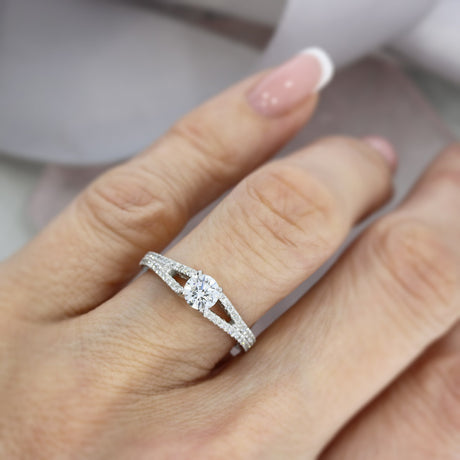 Platinum Certified Solitiare Ring With Diamond Shoulders 0.90ct