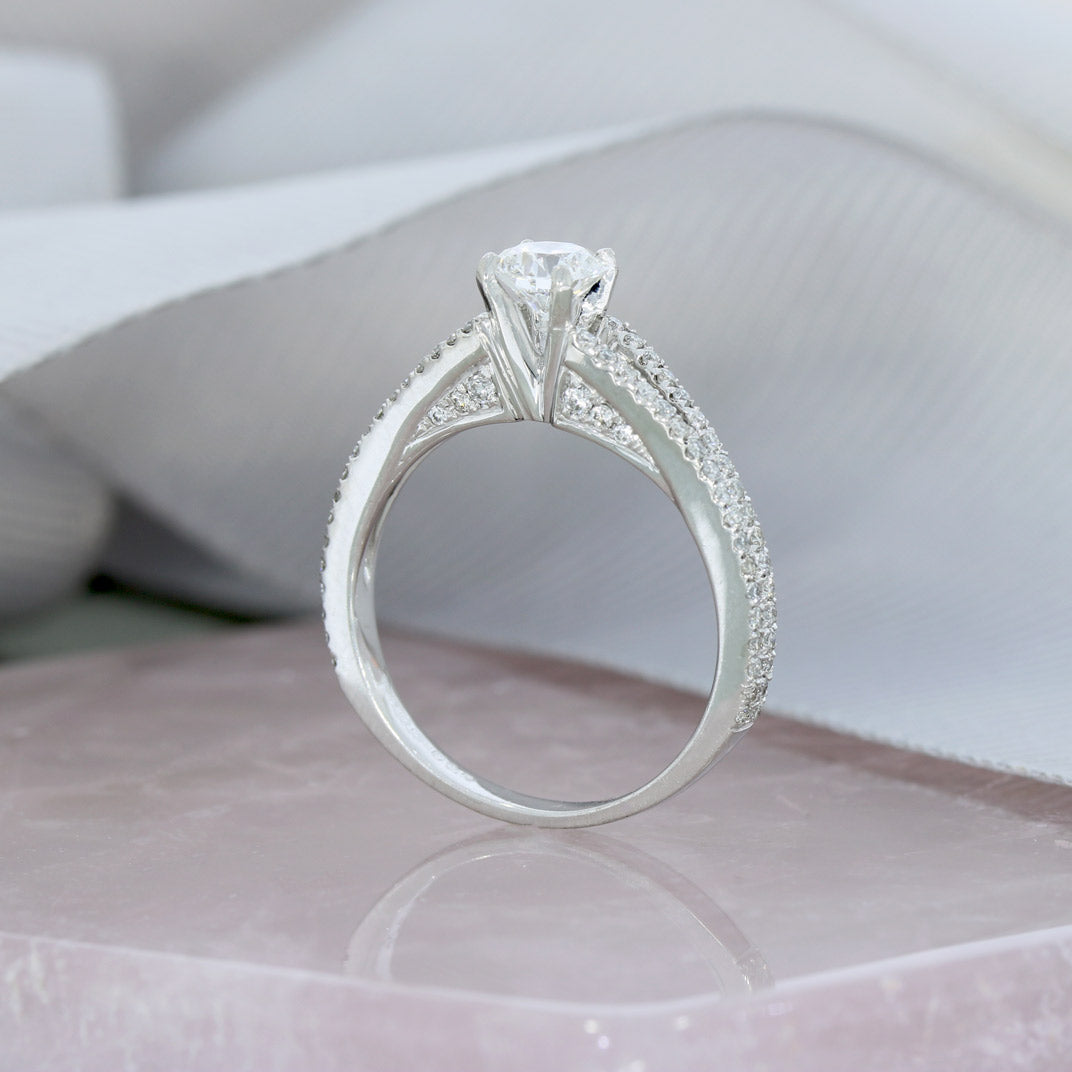 Platinum Certified Solitiare Ring With Diamond Shoulders 0.90ct