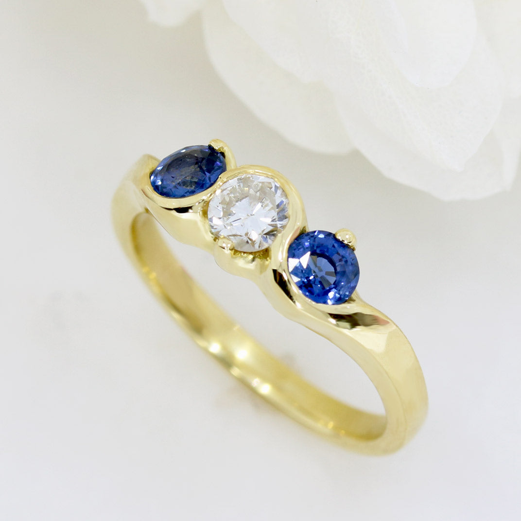 18ct Yellow Gold 3 Stone Sapphire & Diamond Ring.
