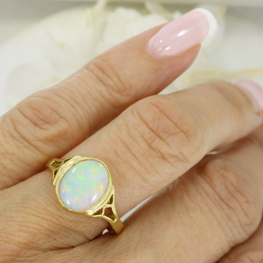 18ct Yellow Gold Oval Opal Dress Ring
