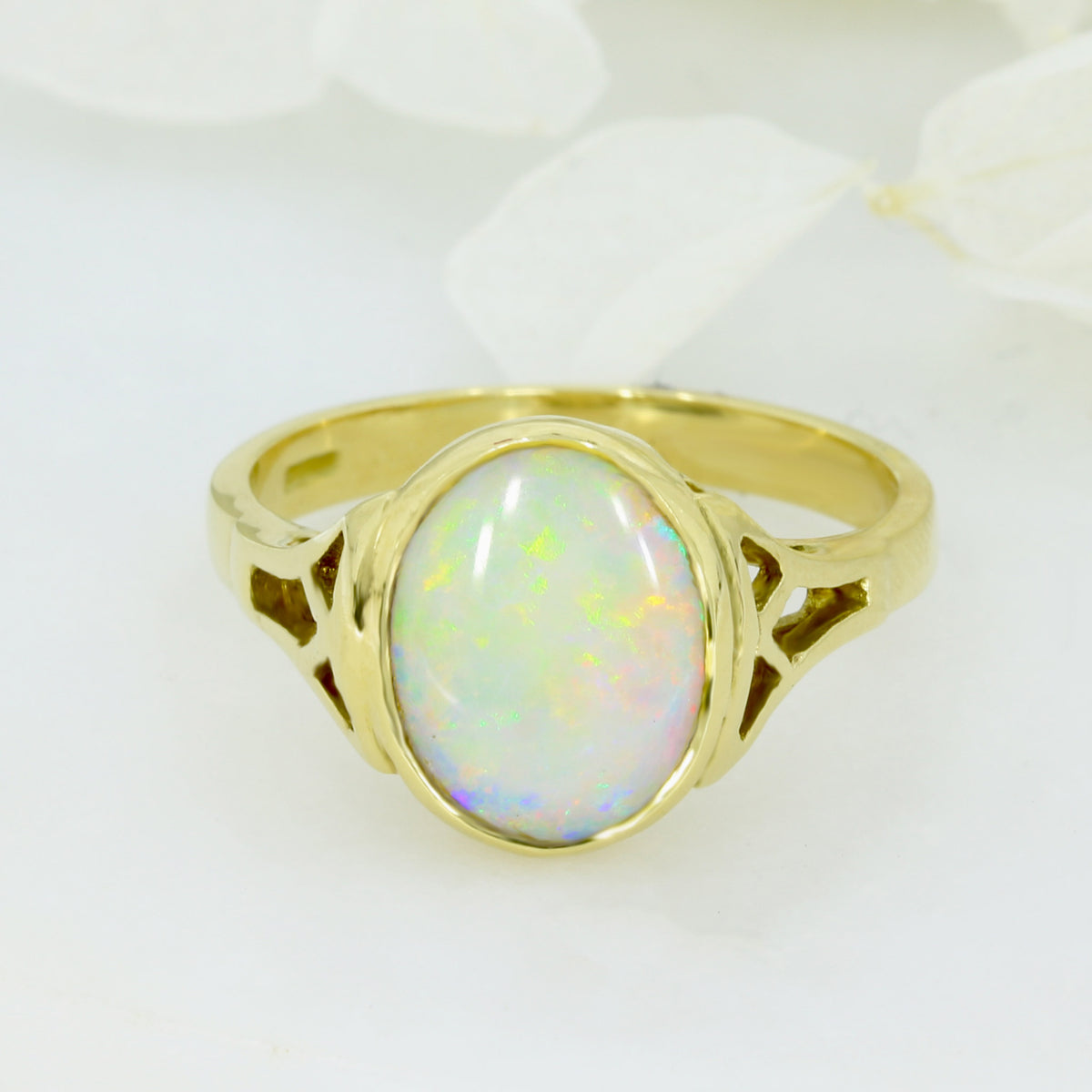 18ct Yellow Gold Oval Opal Dress Ring