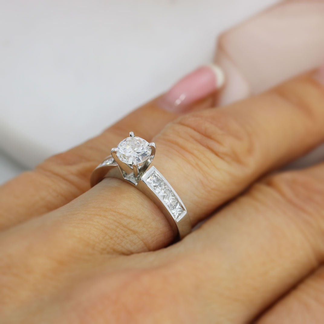 Pre Owned Certified 18ct Gold Diamond Solitaire With Shoulder Stones