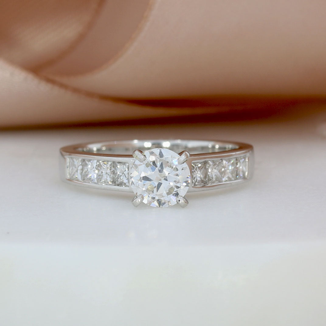 Pre Owned Certified 18ct Gold Diamond Solitaire With Shoulder Stones