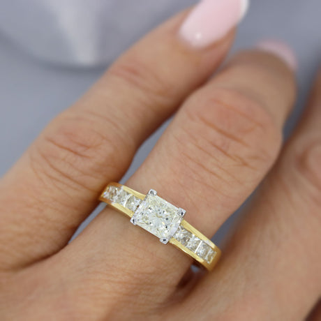 Pre Owned 18ct Gold Solitaire Diamond Ring With Shoulder Stones Total 1.81ct