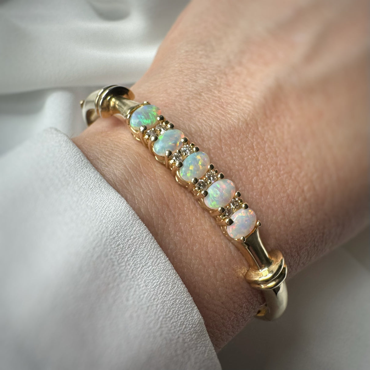Pre Owned 14ct Yellow Gold Hinged Bangle Set with 5 Oval Opals