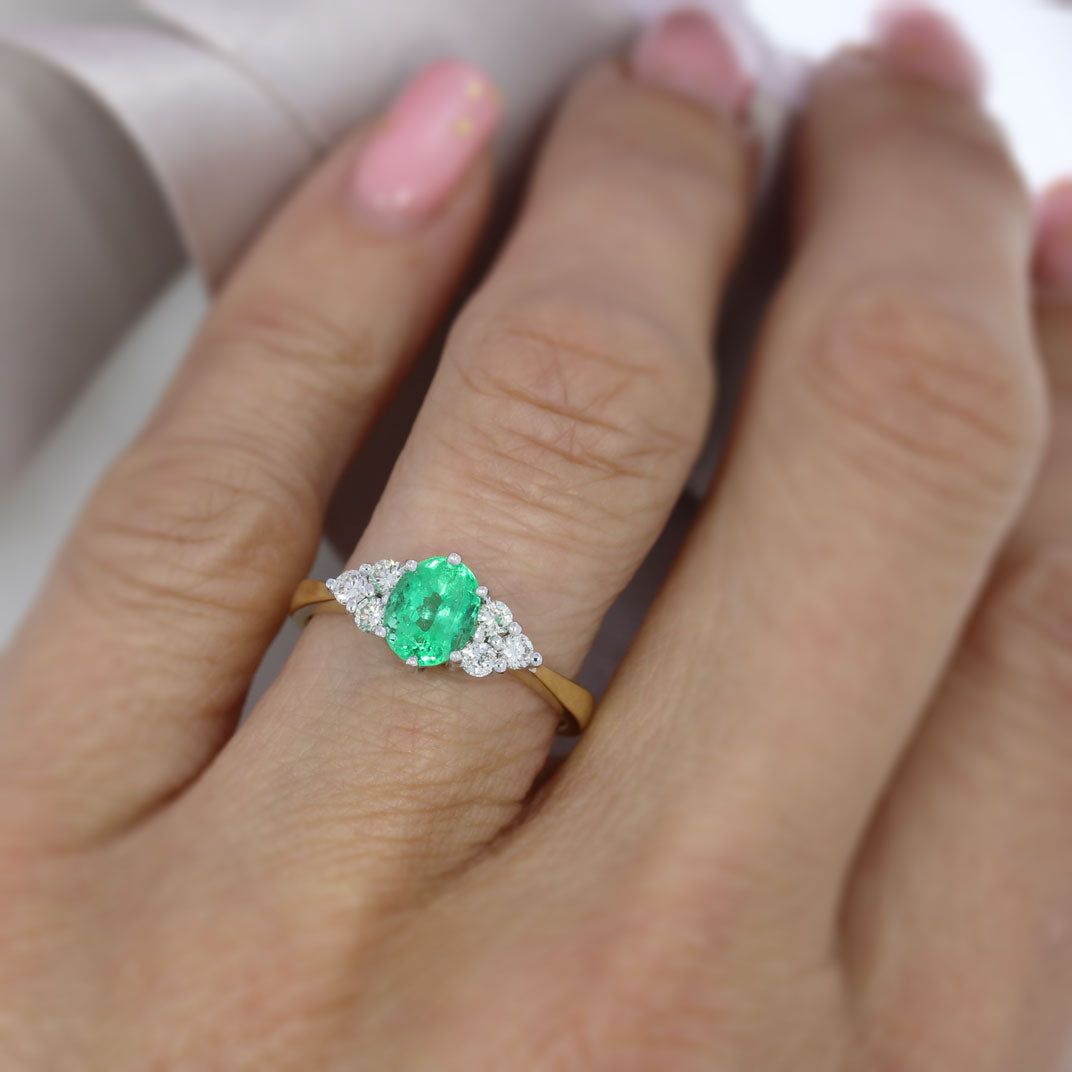 18ct Gold Oval Emerald Ring With Diamonds Either Side