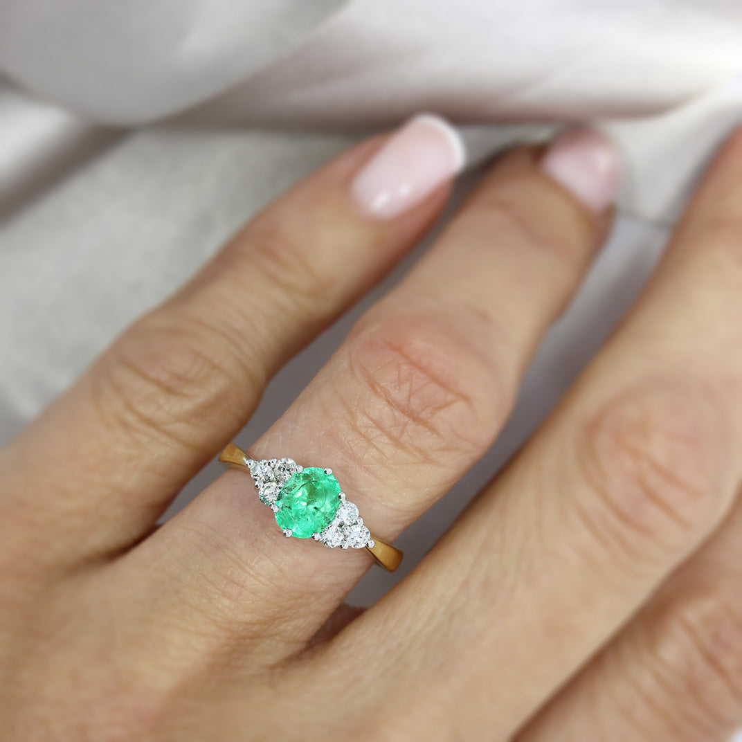 18ct Gold Oval Emerald Ring With Diamonds Either Side