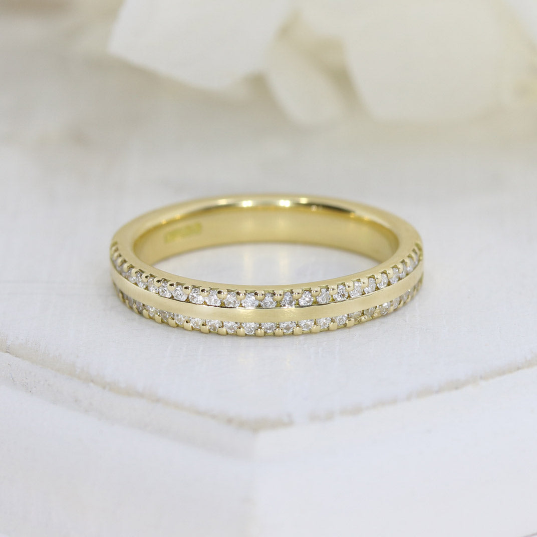 18ct Yellow Gold Wedding Ring with Claw Set Lab Grown Diamonds to Both Sides 0.28ct