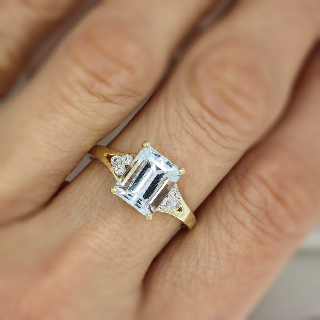 Pre Owned 9ct Yellow Gold Oblong Aquamarine Ring with Diamond Set Shoulders