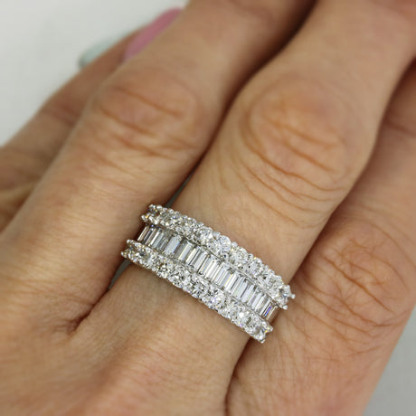 Pre Owned 18ct White Gold Round Brilliant Cut & Baguette Diamond 2.92ct Vs-Si
