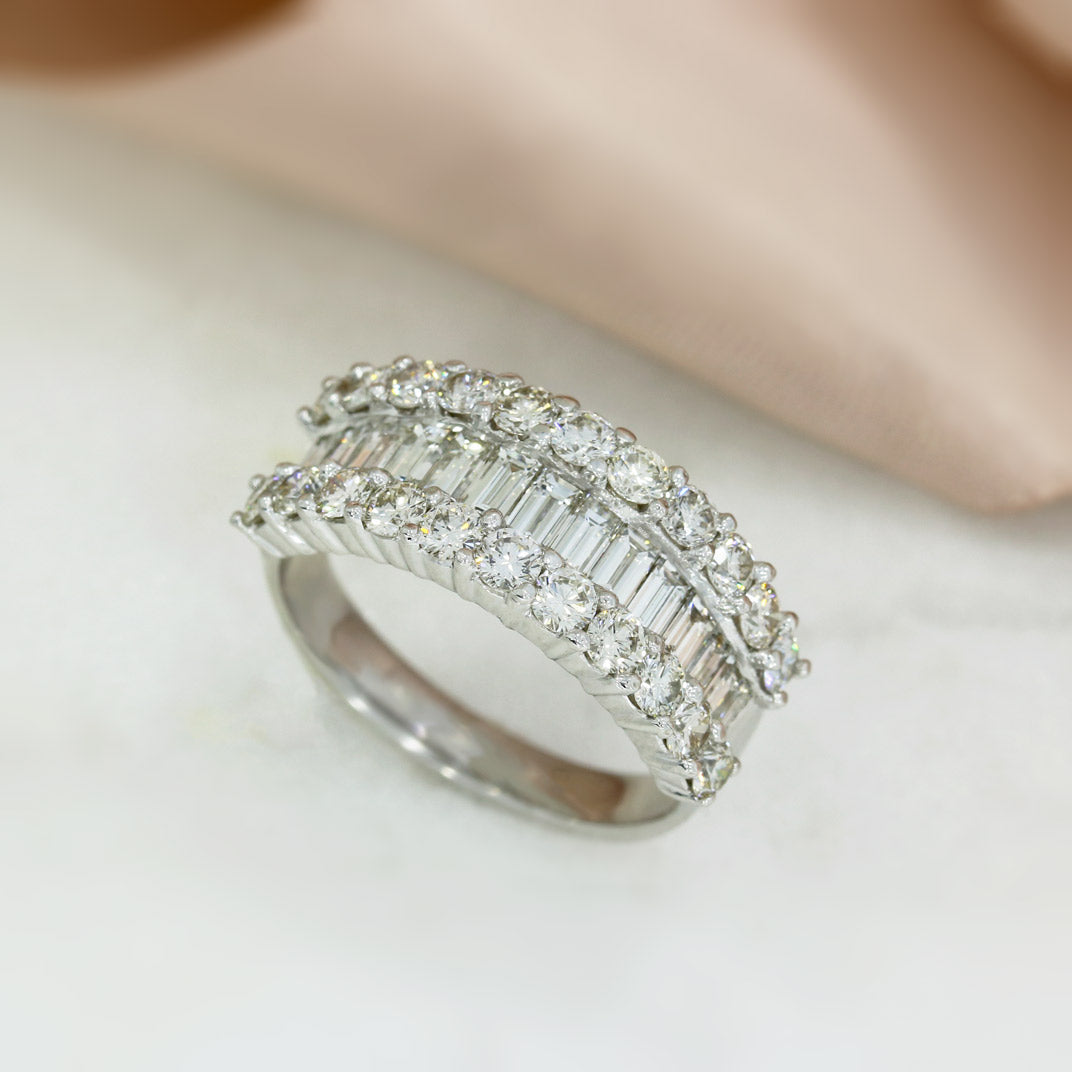 Pre Owned 18ct White Gold Round Brilliant Cut & Baguette Diamond 2.92ct Vs-Si