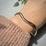 Pre Owned 9ct Yellow Gold Hollow Wavy Hinged Bangle