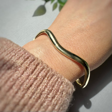 Pre Owned 9ct Yellow Gold Hollow Wavy Hinged Bangle