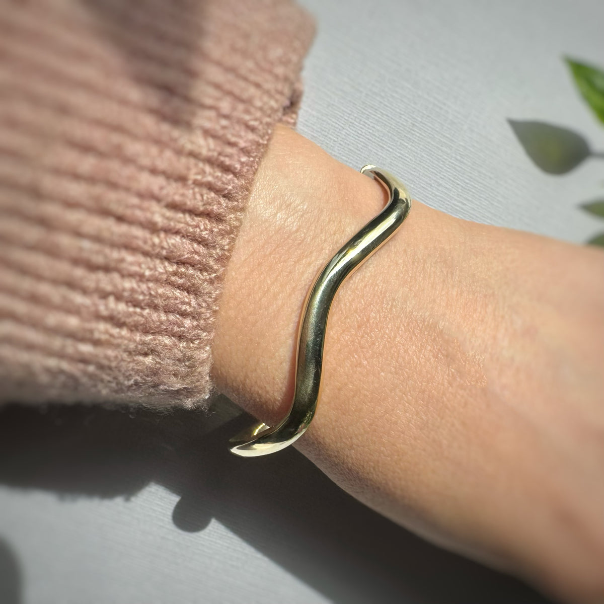 Pre Owned 9ct Yellow Gold Hollow Wavy Hinged Bangle
